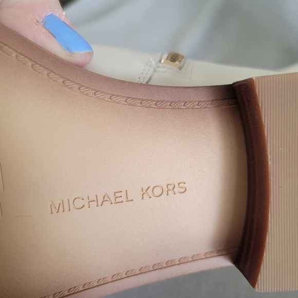 Michael Kors Mindy Ankle Bootie Cream Sz 8.5 New In Box - Picture 12 of 13